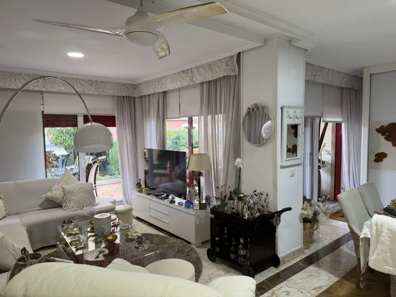 A REAL JEWEL IN THE HEART OF BENÁLMADENA with partial sea view: a four-storey semi-detached house with private lift (!) in a peaceful and beautifully maintained community.