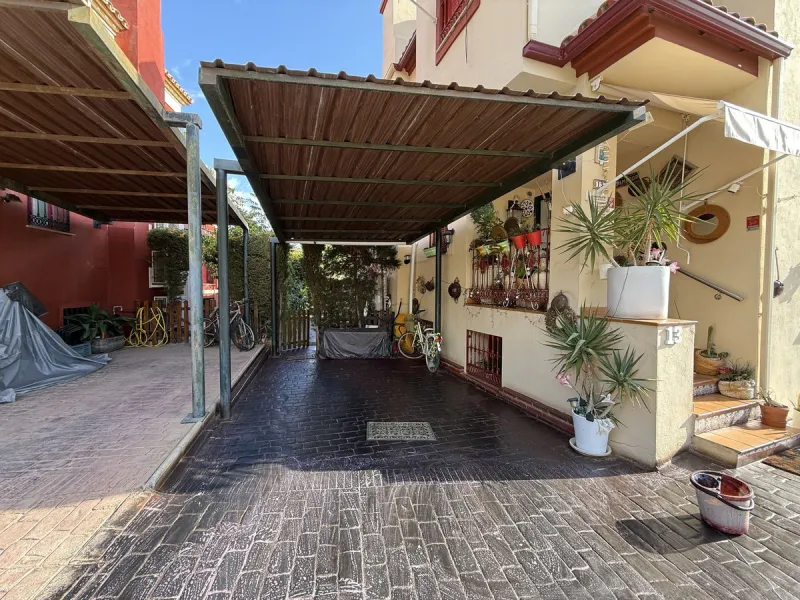 A REAL JEWEL IN THE HEART OF BENÁLMADENA with partial sea view: a four-storey semi-detached house with private lift (!) in a peaceful and beautifully maintained community.
