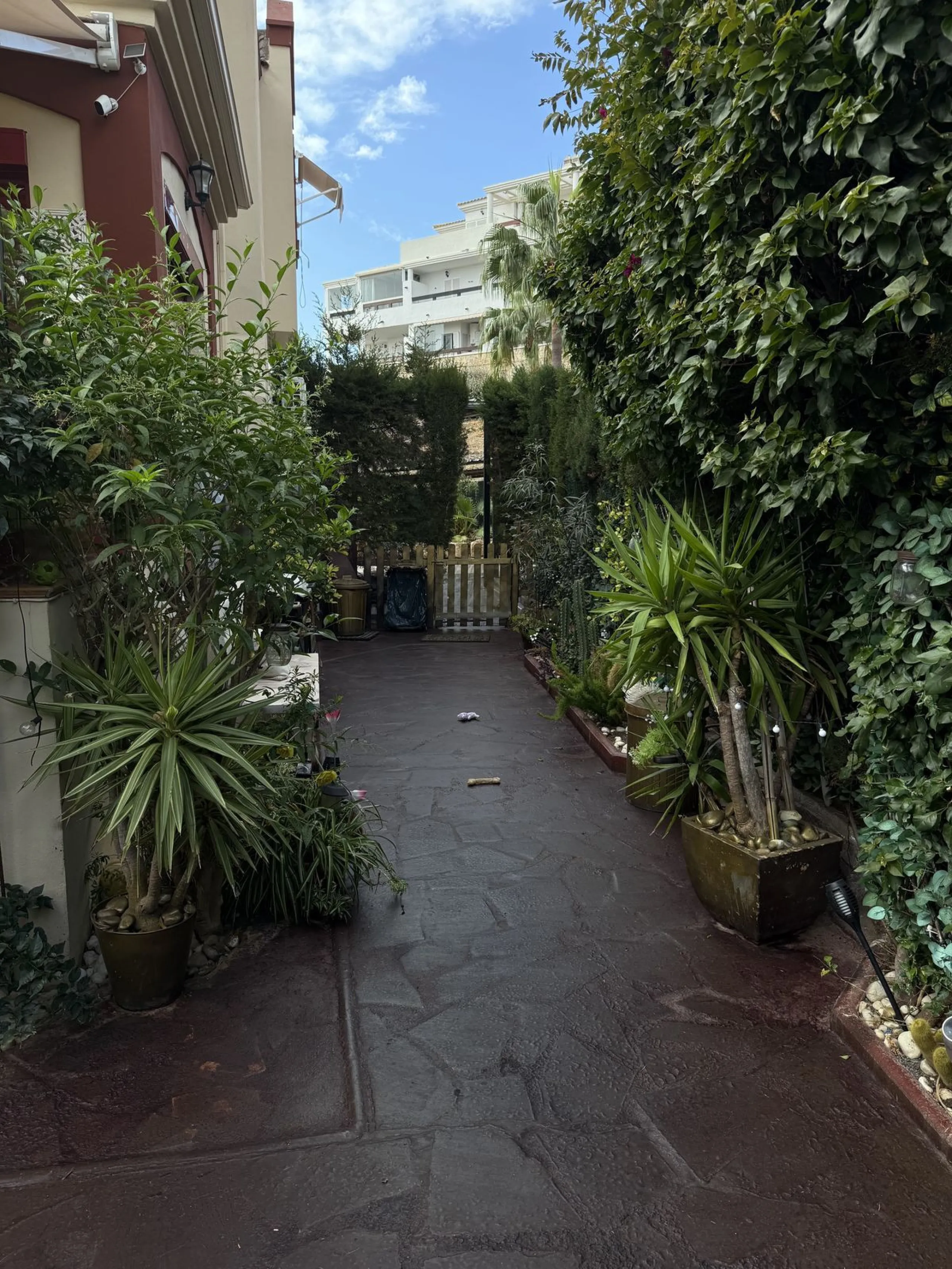 A REAL JEWEL IN THE HEART OF BENÁLMADENA with partial sea view: a four-storey semi-detached house with private lift (!) in a peaceful and beautifully maintained community.