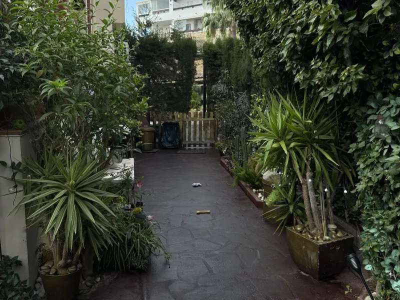 A REAL JEWEL IN THE HEART OF BENÁLMADENA with partial sea view: a four-storey semi-detached house with private lift (!) in a peaceful and beautifully maintained community.