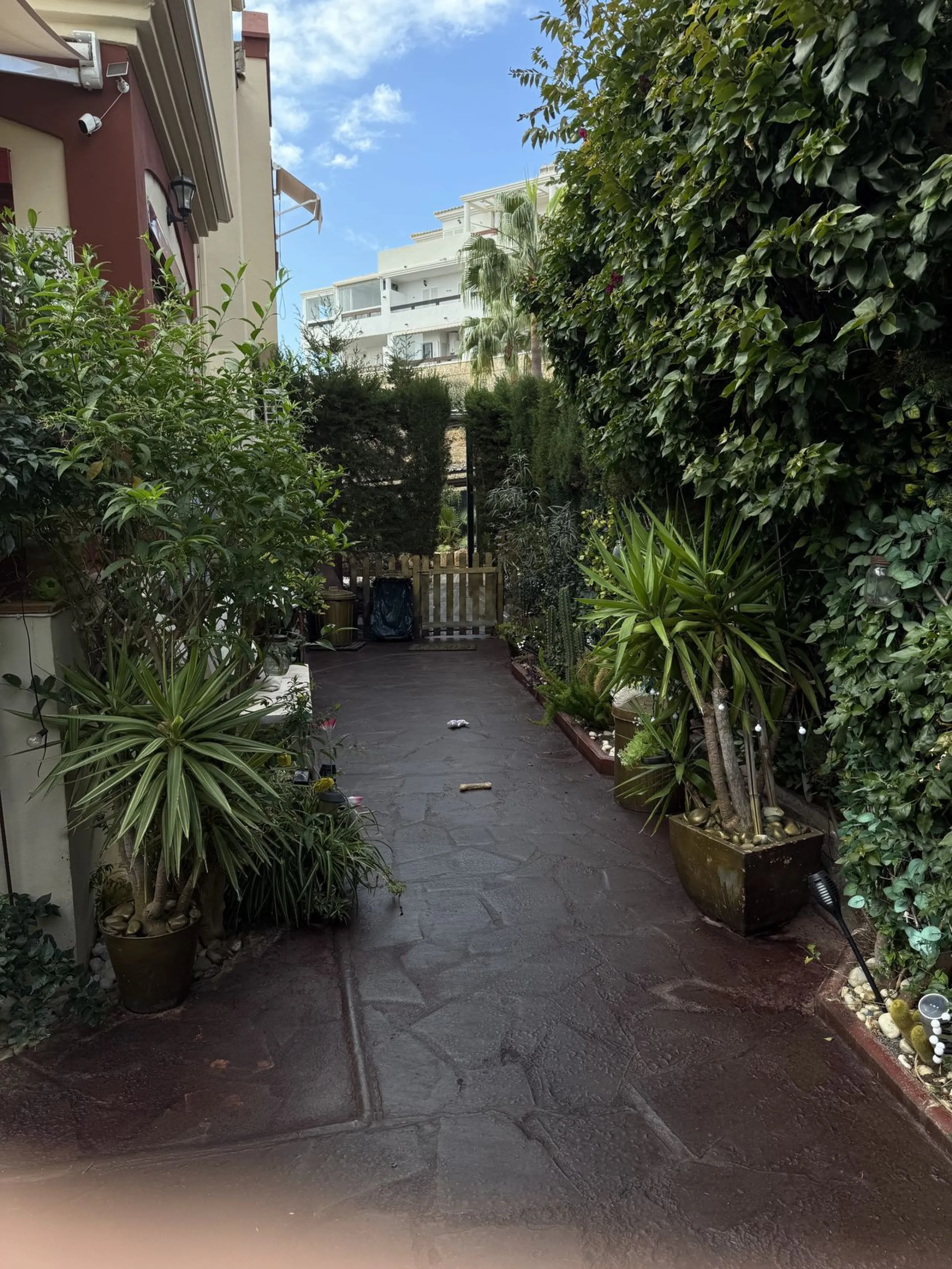 A REAL JEWEL IN THE HEART OF BENÁLMADENA with partial sea view: a four-storey semi-detached house with private lift (!) in a peaceful and beautifully maintained community.