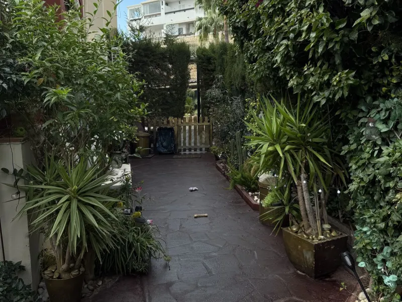 A REAL JEWEL IN THE HEART OF BENÁLMADENA with partial sea view: a four-storey semi-detached house with private lift (!) in a peaceful and beautifully maintained community.
