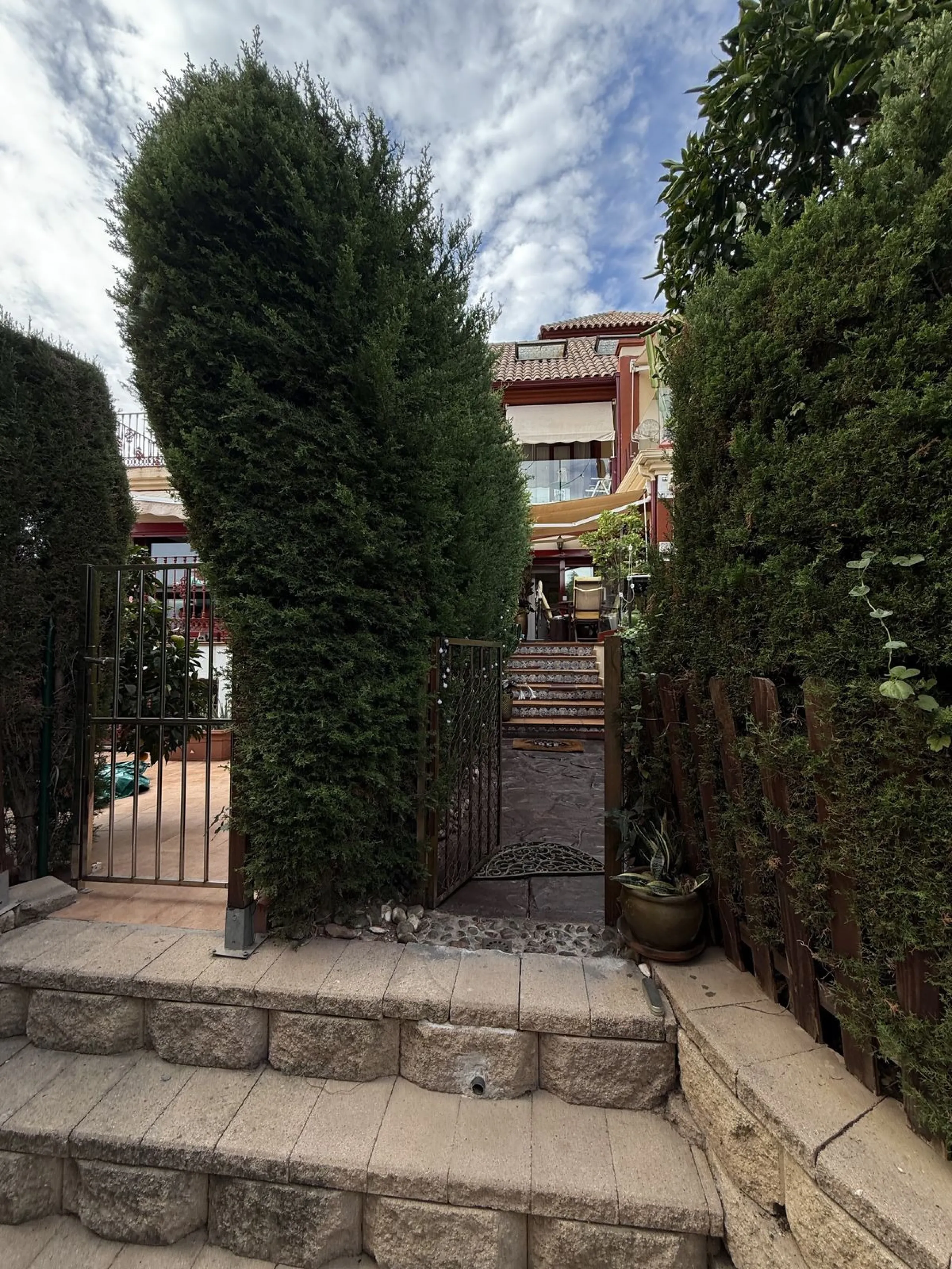 A REAL JEWEL IN THE HEART OF BENÁLMADENA with partial sea view: a four-storey semi-detached house with private lift (!) in a peaceful and beautifully maintained community.