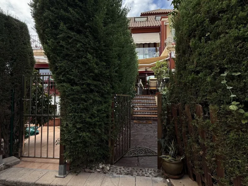 A REAL JEWEL IN THE HEART OF BENÁLMADENA with partial sea view: a four-storey semi-detached house with private lift (!) in a peaceful and beautifully maintained community.
