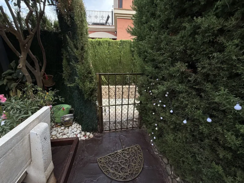 A REAL JEWEL IN THE HEART OF BENÁLMADENA with partial sea view: a four-storey semi-detached house with private lift (!) in a peaceful and beautifully maintained community.