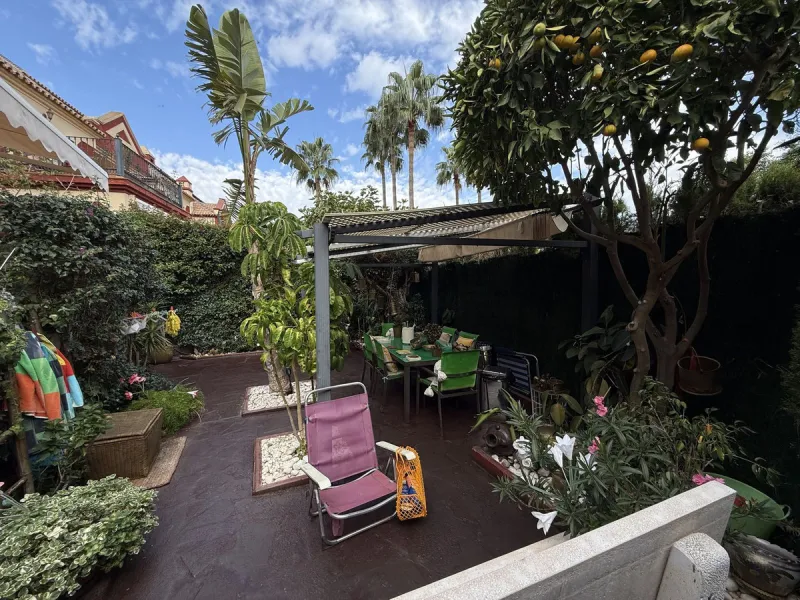 A REAL JEWEL IN THE HEART OF BENÁLMADENA with partial sea view: a four-storey semi-detached house with private lift (!) in a peaceful and beautifully maintained community.