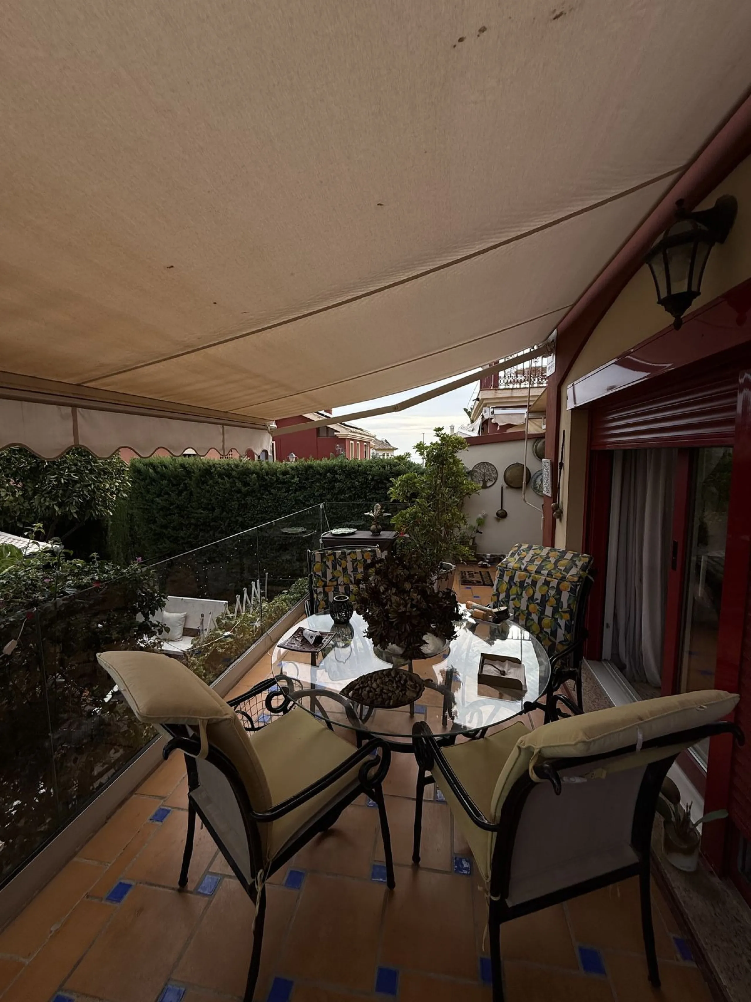 A REAL JEWEL IN THE HEART OF BENÁLMADENA with partial sea view: a four-storey semi-detached house with private lift (!) in a peaceful and beautifully maintained community.