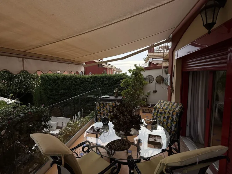 A REAL JEWEL IN THE HEART OF BENÁLMADENA with partial sea view: a four-storey semi-detached house with private lift (!) in a peaceful and beautifully maintained community.