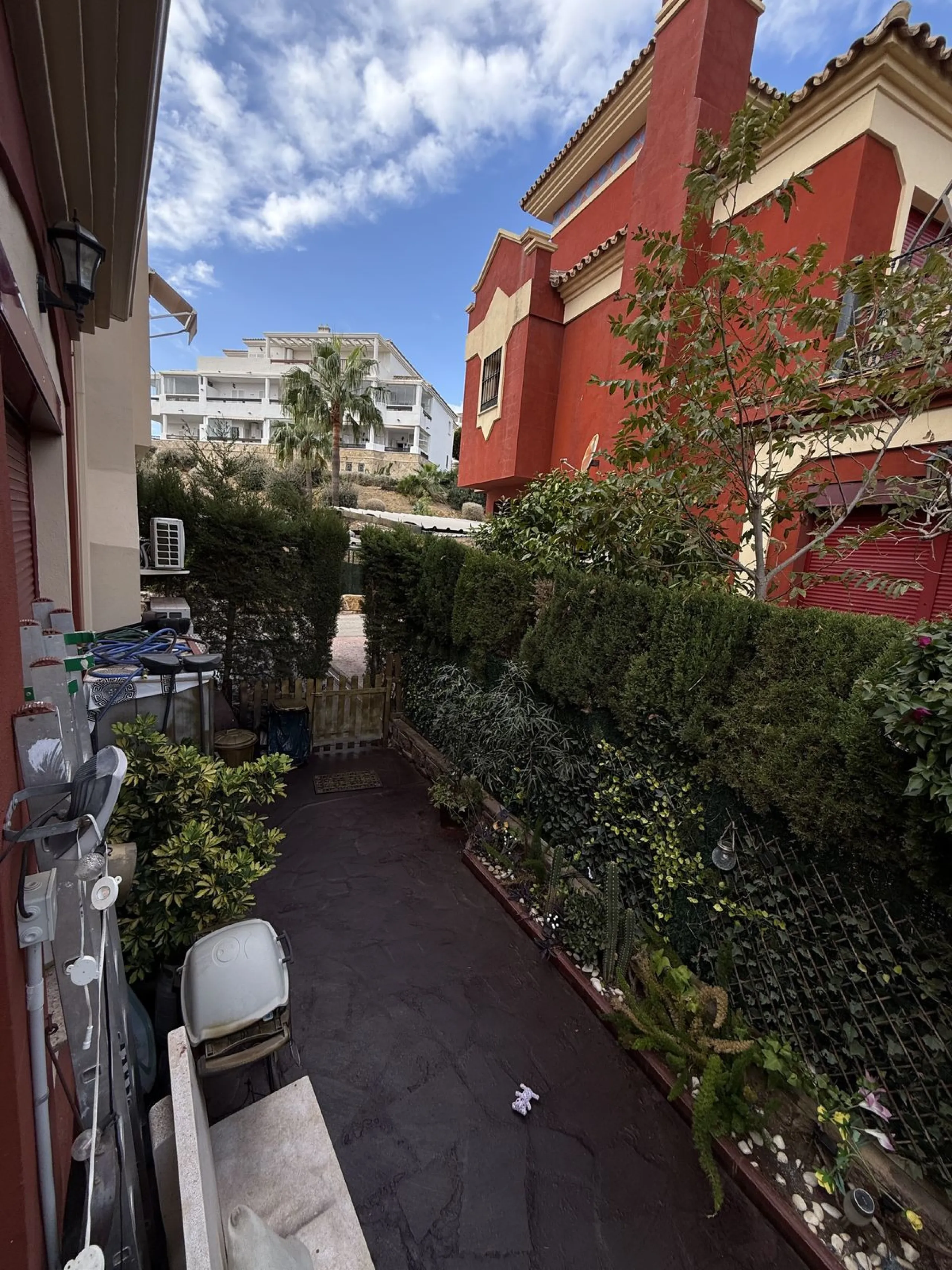 A REAL JEWEL IN THE HEART OF BENÁLMADENA with partial sea view: a four-storey semi-detached house with private lift (!) in a peaceful and beautifully maintained community.