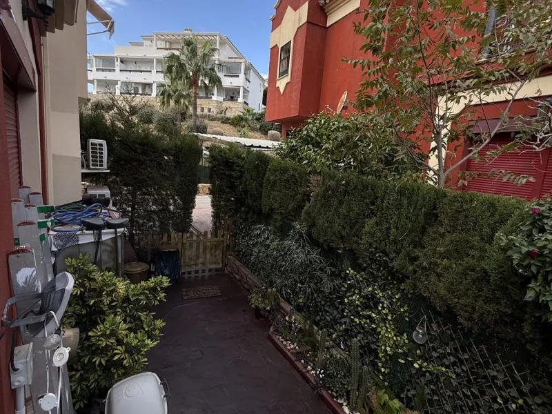A REAL JEWEL IN THE HEART OF BENÁLMADENA with partial sea view: a four-storey semi-detached house with private lift (!) in a peaceful and beautifully maintained community.