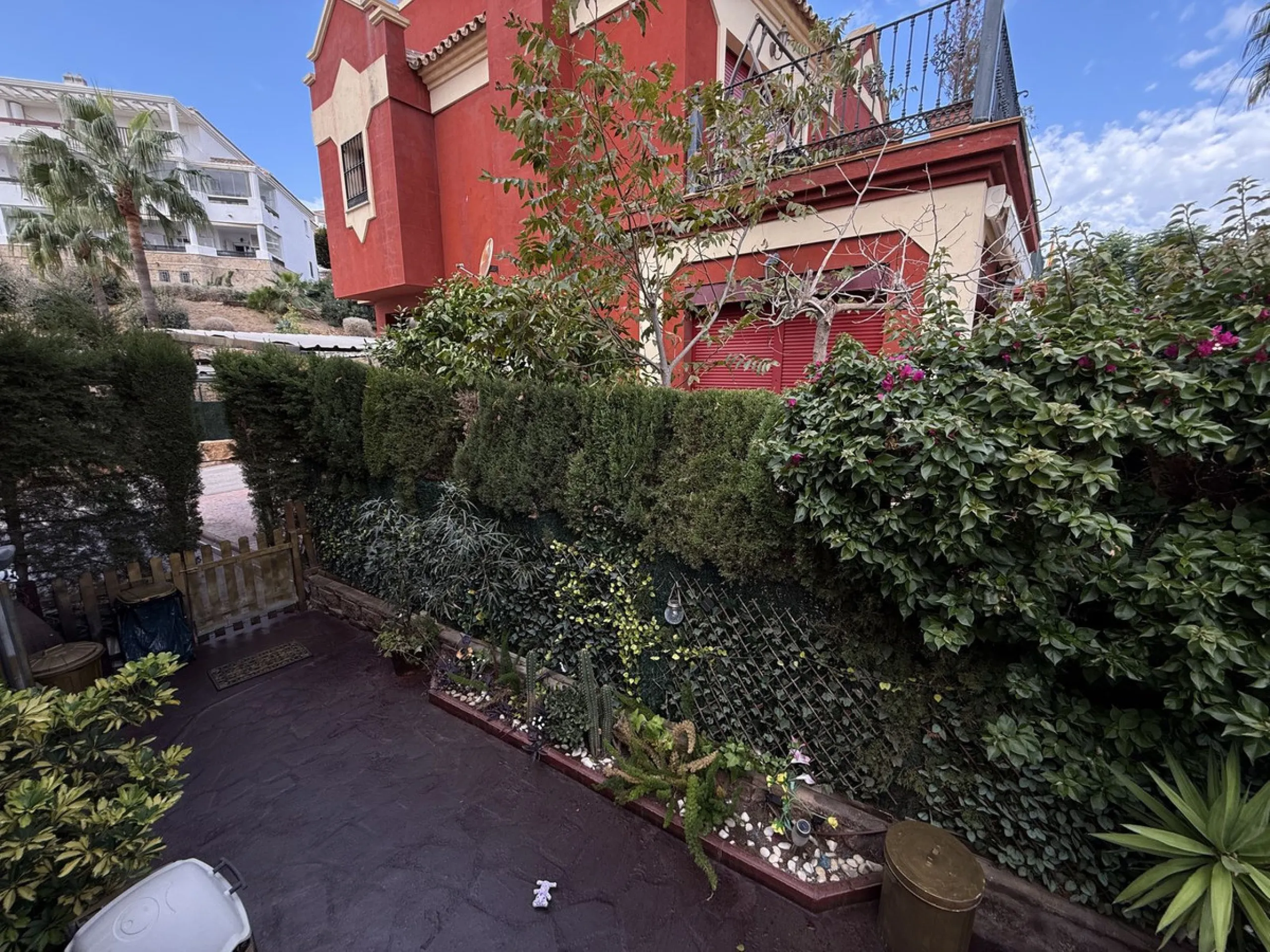 A REAL JEWEL IN THE HEART OF BENÁLMADENA with partial sea view: a four-storey semi-detached house with private lift (!) in a peaceful and beautifully maintained community.