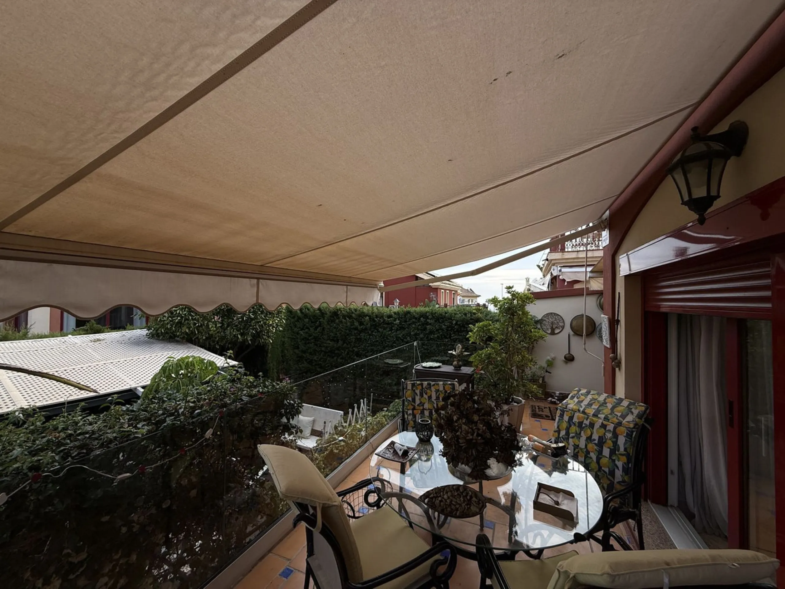 A REAL JEWEL IN THE HEART OF BENÁLMADENA with partial sea view: a four-storey semi-detached house with private lift (!) in a peaceful and beautifully maintained community.