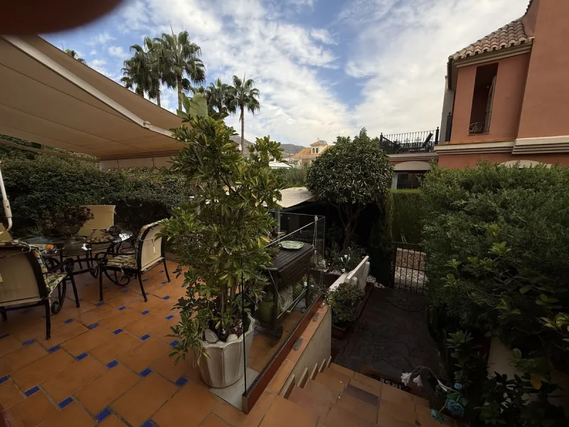 A REAL JEWEL IN THE HEART OF BENÁLMADENA with partial sea view: a four-storey semi-detached house with private lift (!) in a peaceful and beautifully maintained community.