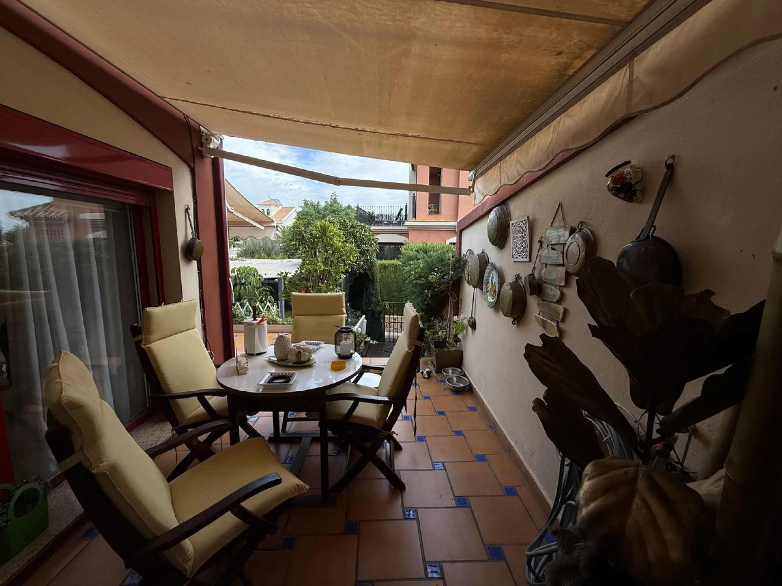 A REAL JEWEL IN THE HEART OF BENÁLMADENA with partial sea view: a four-storey semi-detached house with private lift (!) in a peaceful and beautifully maintained community.
