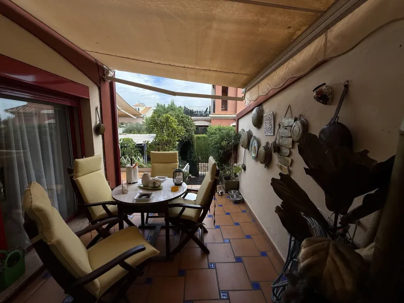 A REAL JEWEL IN THE HEART OF BENÁLMADENA with partial sea view: a four-storey semi-detached house with private lift (!) in a peaceful and beautifully maintained community.