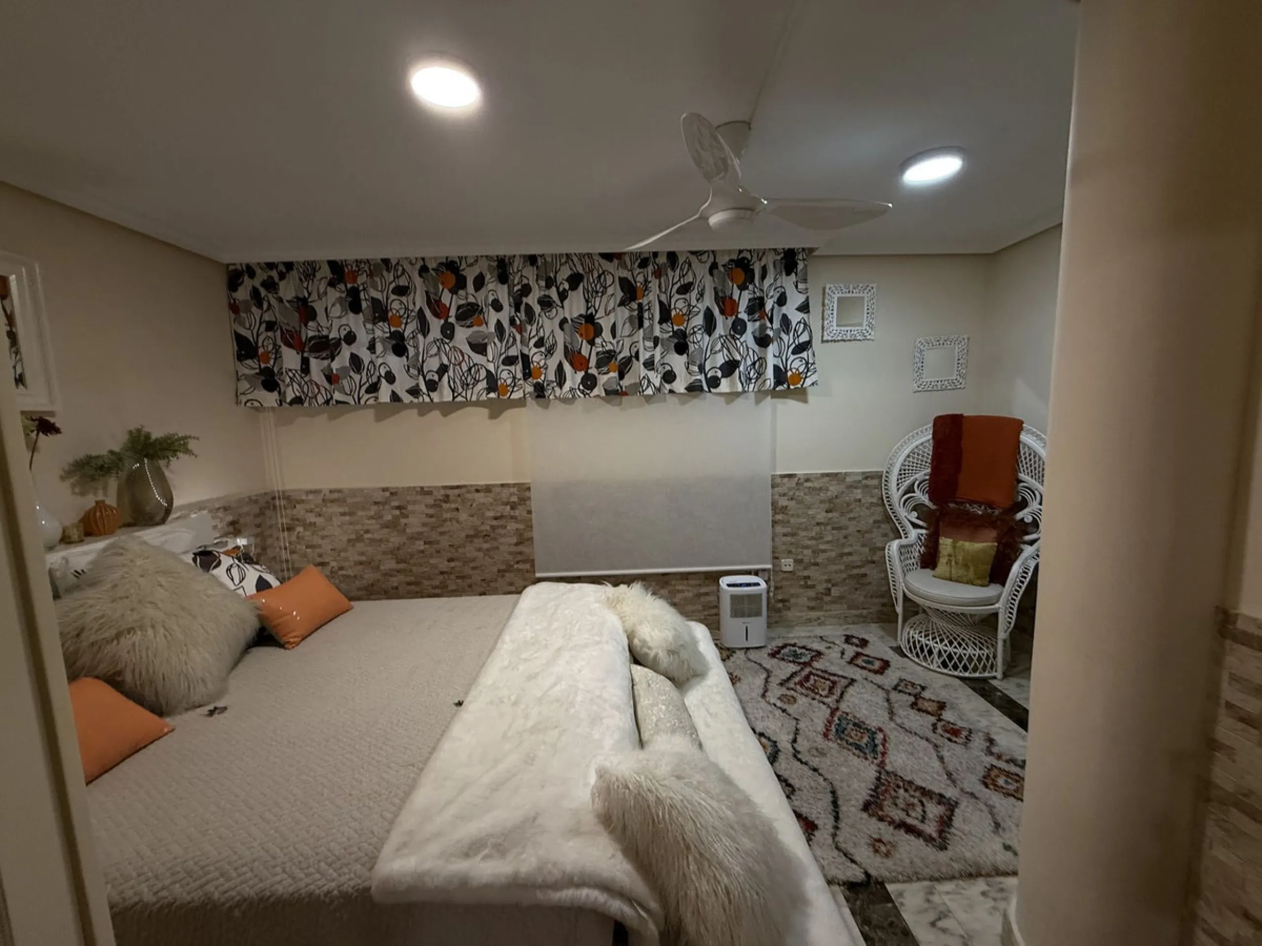 A REAL JEWEL IN THE HEART OF BENÁLMADENA with partial sea view: a four-storey semi-detached house with private lift (!) in a peaceful and beautifully maintained community.