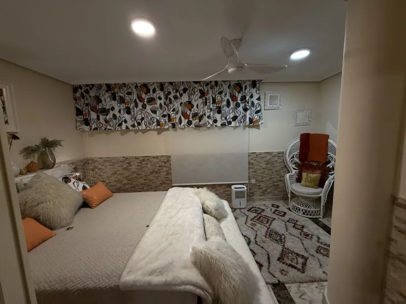A REAL JEWEL IN THE HEART OF BENÁLMADENA with partial sea view: a four-storey semi-detached house with private lift (!) in a peaceful and beautifully maintained community.
