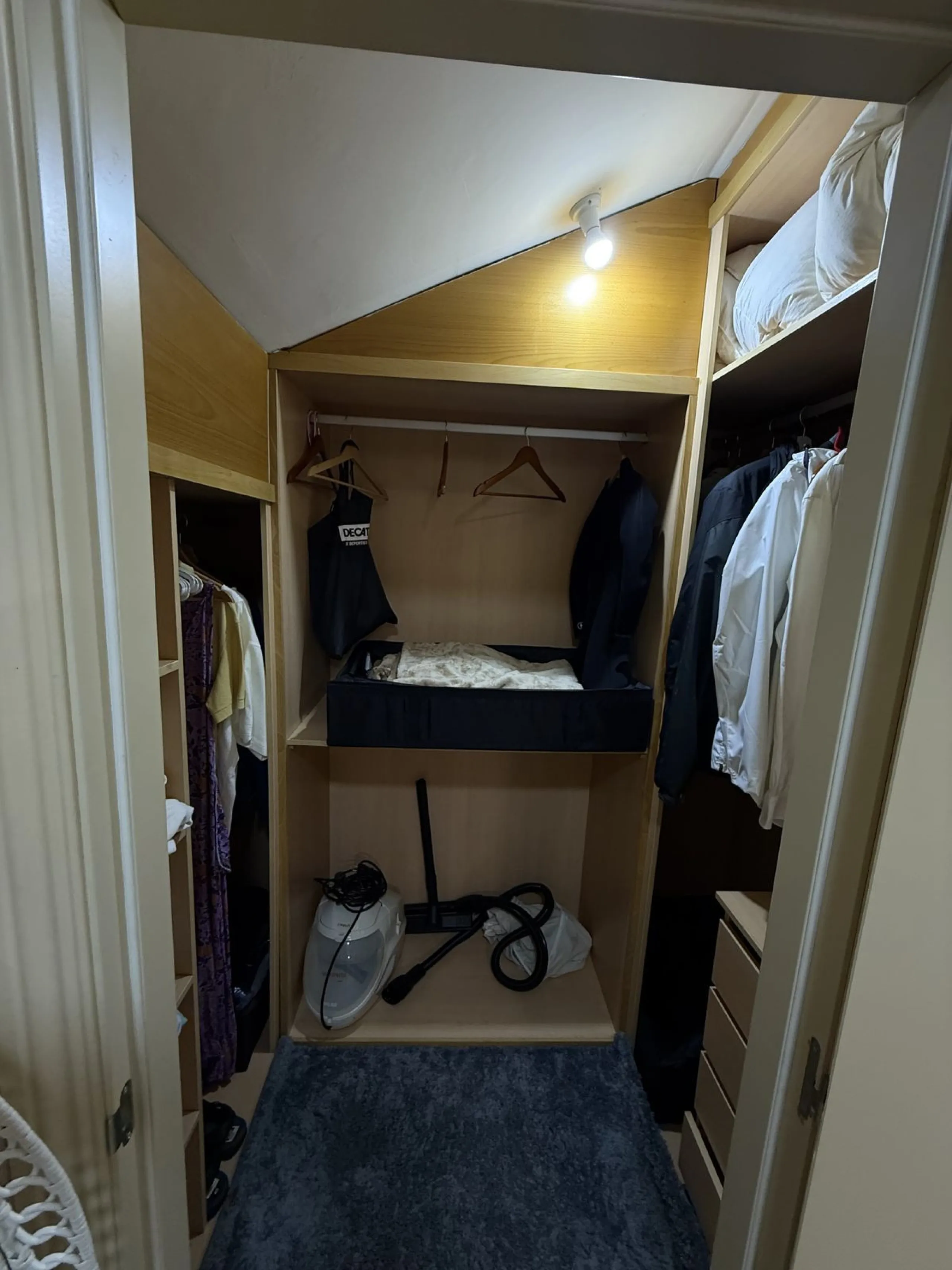 A REAL JEWEL IN THE HEART OF BENÁLMADENA with partial sea view: a four-storey semi-detached house with private lift (!) in a peaceful and beautifully maintained community.