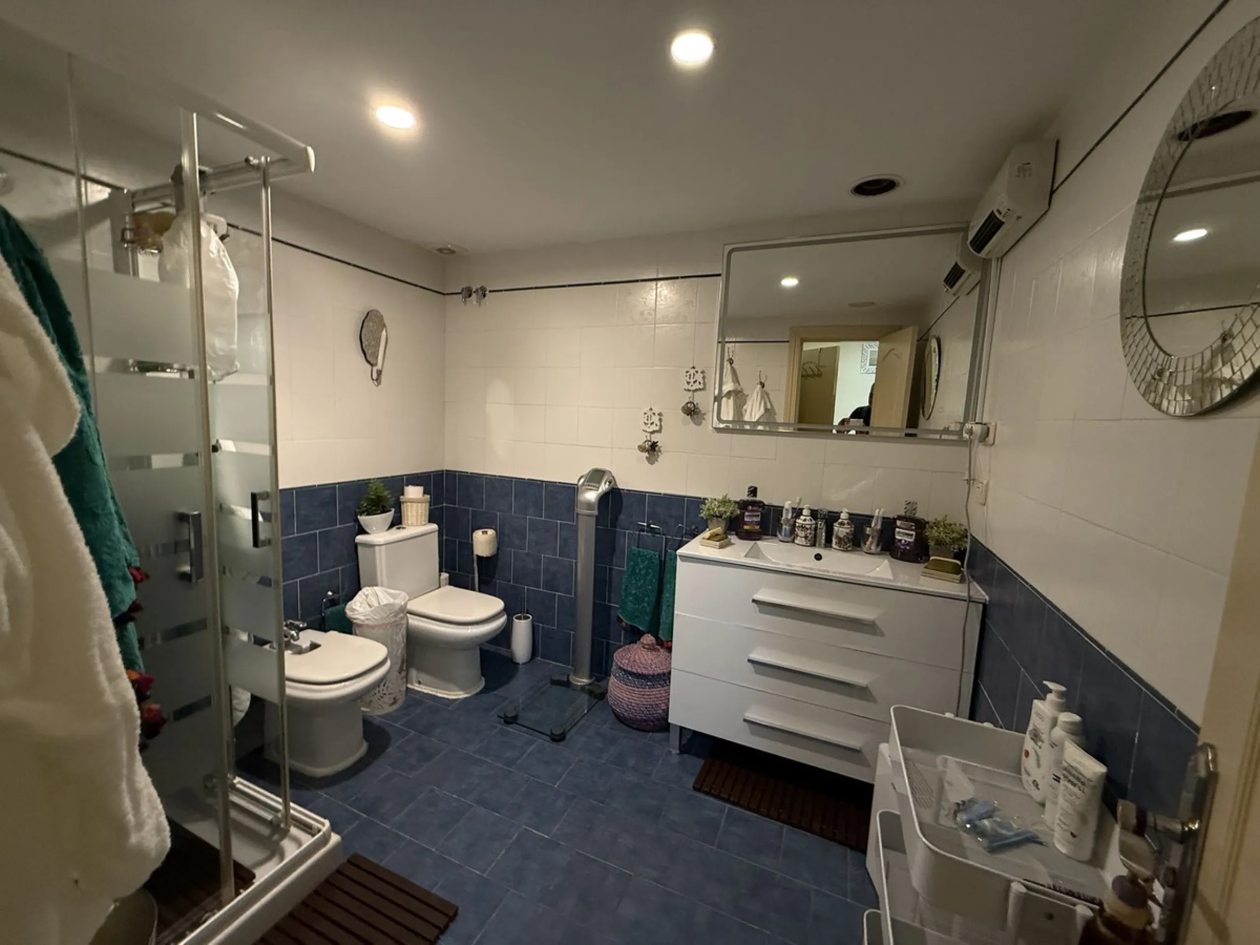 A REAL JEWEL IN THE HEART OF BENÁLMADENA with partial sea view: a four-storey semi-detached house with private lift (!) in a peaceful and beautifully maintained community.
