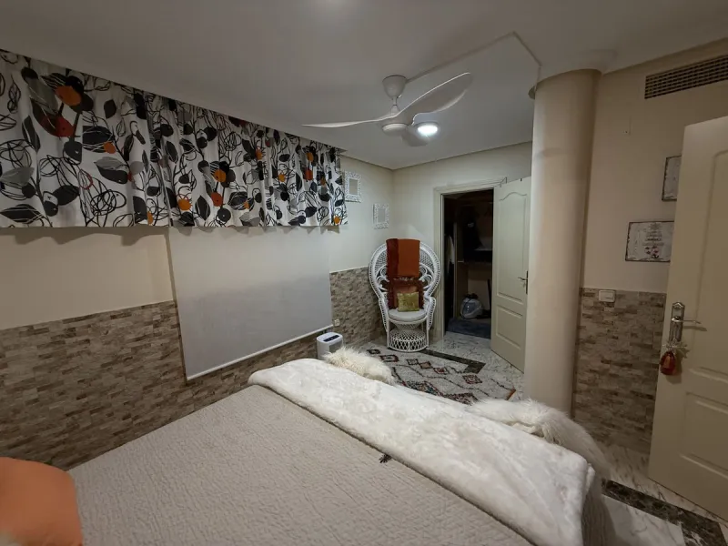 A REAL JEWEL IN THE HEART OF BENÁLMADENA with partial sea view: a four-storey semi-detached house with private lift (!) in a peaceful and beautifully maintained community.