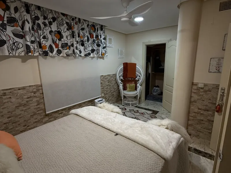 A REAL JEWEL IN THE HEART OF BENÁLMADENA with partial sea view: a four-storey semi-detached house with private lift (!) in a peaceful and beautifully maintained community.