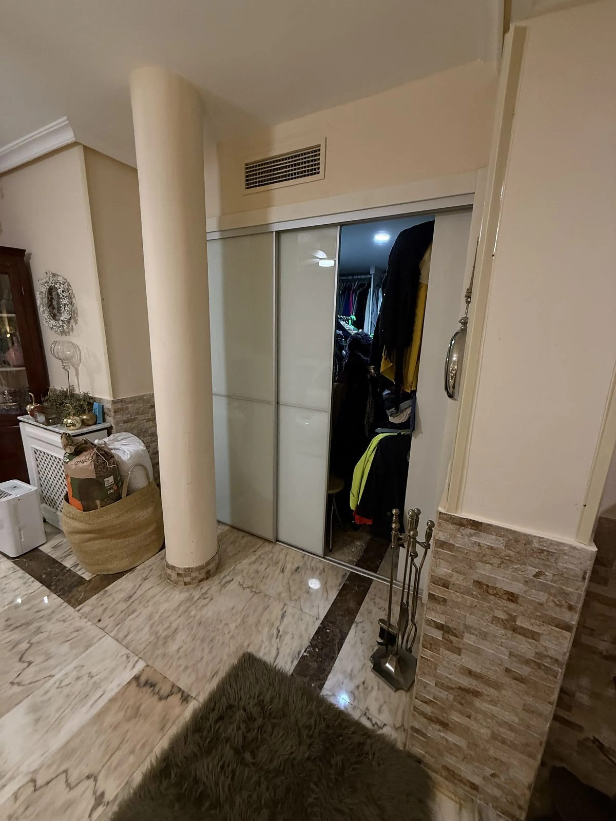 A REAL JEWEL IN THE HEART OF BENÁLMADENA with partial sea view: a four-storey semi-detached house with private lift (!) in a peaceful and beautifully maintained community.