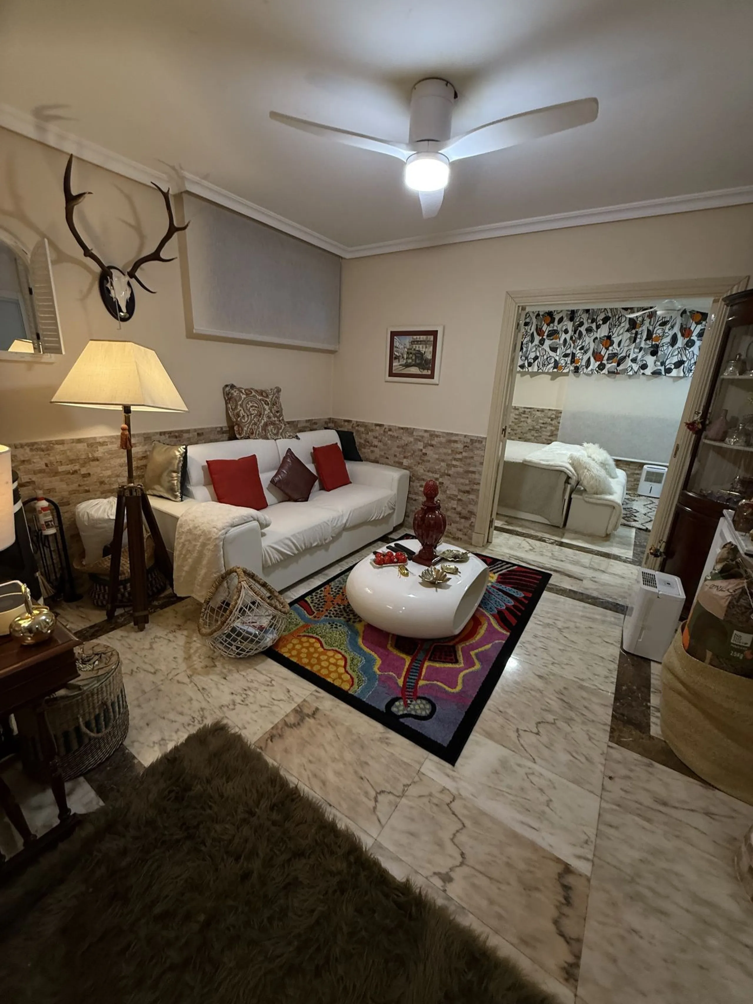 A REAL JEWEL IN THE HEART OF BENÁLMADENA with partial sea view: a four-storey semi-detached house with private lift (!) in a peaceful and beautifully maintained community.