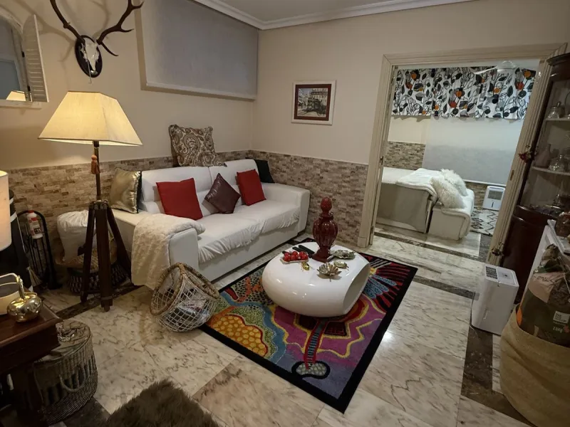 A REAL JEWEL IN THE HEART OF BENÁLMADENA with partial sea view: a four-storey semi-detached house with private lift (!) in a peaceful and beautifully maintained community.