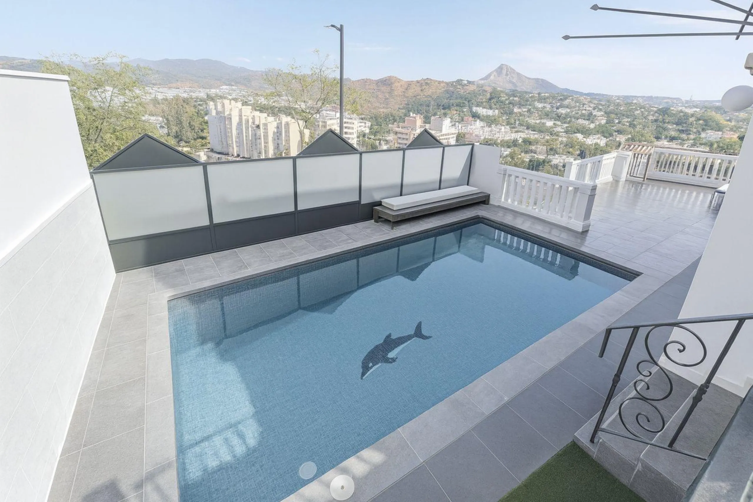 Discover this impressive villa located in the coveted area of La Malagueta - Monte Sancha, just a few minutes away from from the sea. With a spacious 600 m2 plot and unobstructed views of the El Limonar Valley and the mountains, this property is ideal for