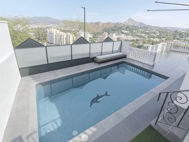 Discover this impressive villa located in the coveted area of La Malagueta - Monte Sancha, just a few minutes away from from the sea. With a spacious 600 m2 plot and unobstructed views of the El Limonar Valley and the mountains, this property is ideal for