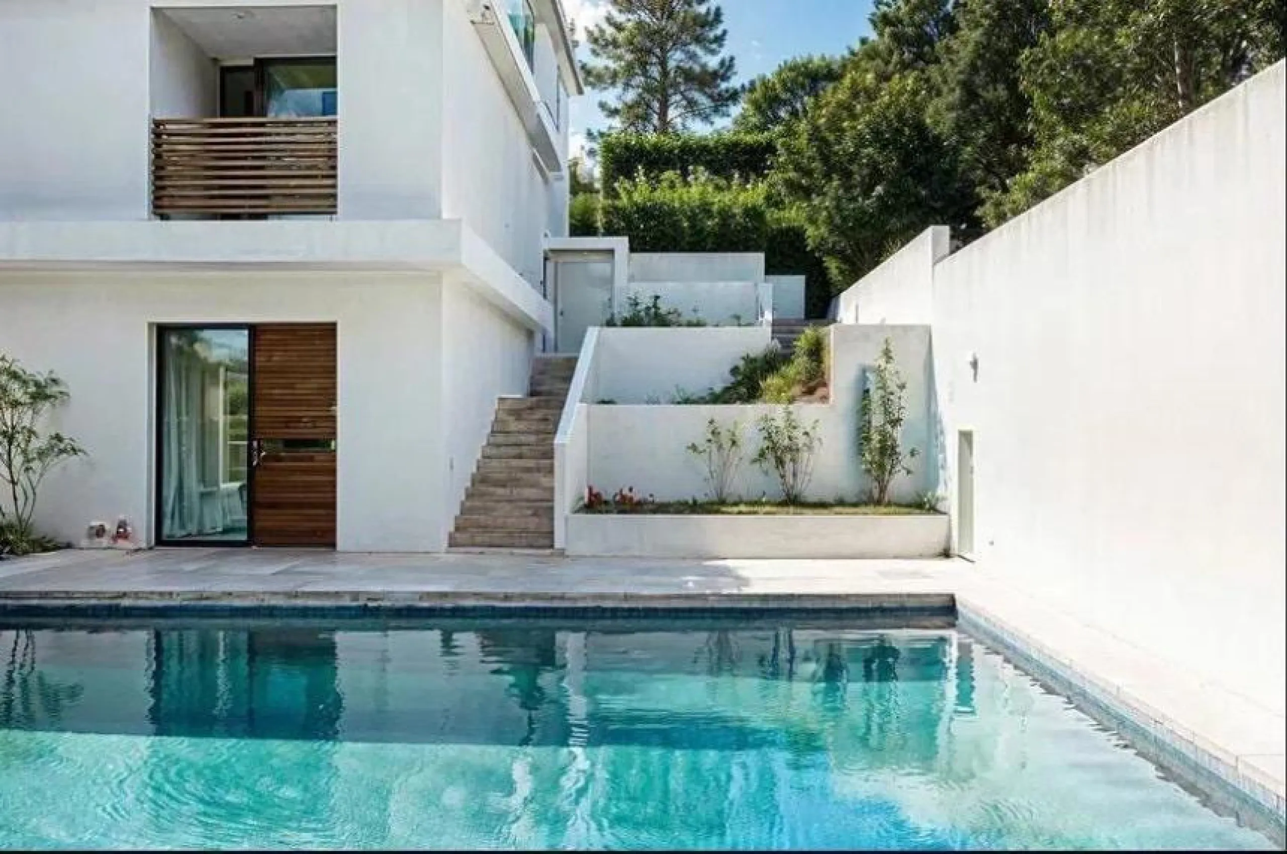 Discover this impressive villa located in the coveted area of La Malagueta - Monte Sancha, just a few minutes away from from the sea. With a spacious 600 m2 plot and unobstructed views of the El Limonar Valley and the mountains, this property is ideal for