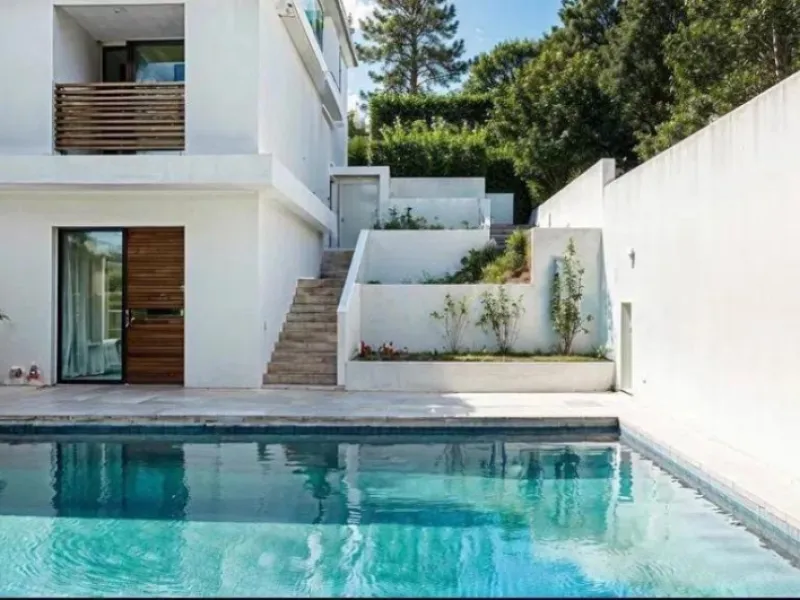 Discover this impressive villa located in the coveted area of La Malagueta - Monte Sancha, just a few minutes away from from the sea. With a spacious 600 m2 plot and unobstructed views of the El Limonar Valley and the mountains, this property is ideal for