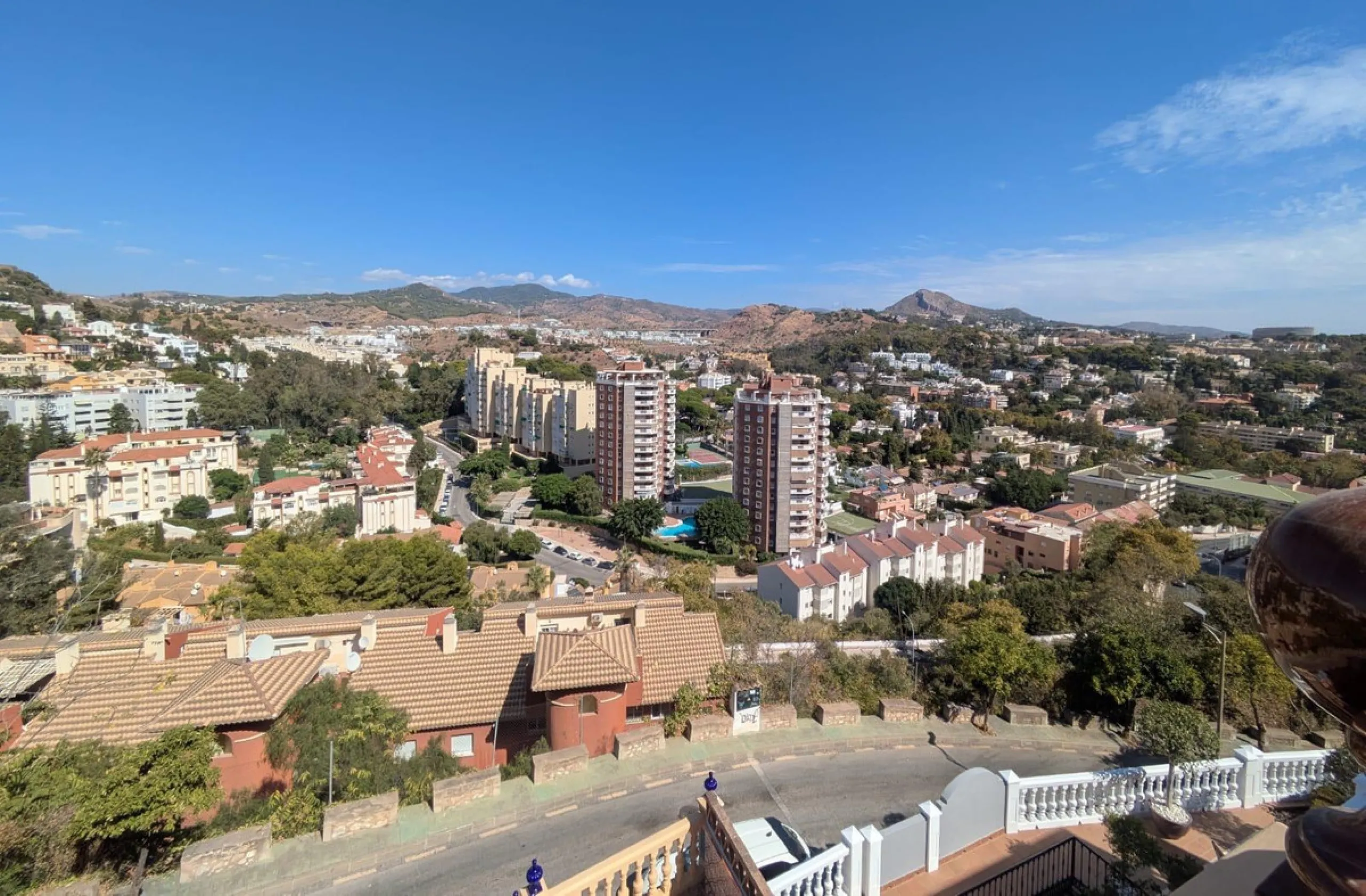 Discover this impressive villa located in the coveted area of La Malagueta - Monte Sancha, just a few minutes away from from the sea. With a spacious 600 m2 plot and unobstructed views of the El Limonar Valley and the mountains, this property is ideal for