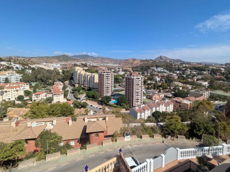 Discover this impressive villa located in the coveted area of La Malagueta - Monte Sancha, just a few minutes away from from the sea. With a spacious 600 m2 plot and unobstructed views of the El Limonar Valley and the mountains, this property is ideal for