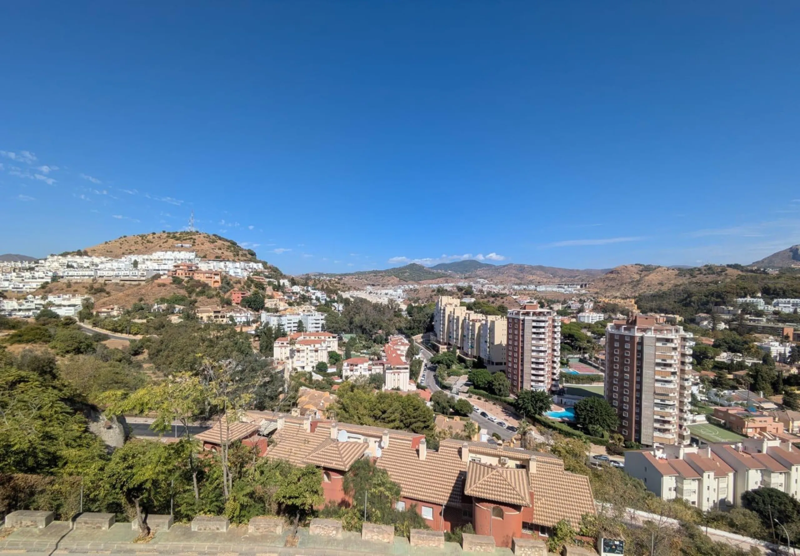 Discover this impressive villa located in the coveted area of La Malagueta - Monte Sancha, just a few minutes away from from the sea. With a spacious 600 m2 plot and unobstructed views of the El Limonar Valley and the mountains, this property is ideal for