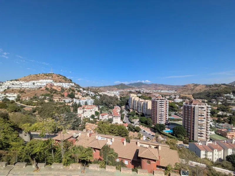 Discover this impressive villa located in the coveted area of La Malagueta - Monte Sancha, just a few minutes away from from the sea. With a spacious 600 m2 plot and unobstructed views of the El Limonar Valley and the mountains, this property is ideal for