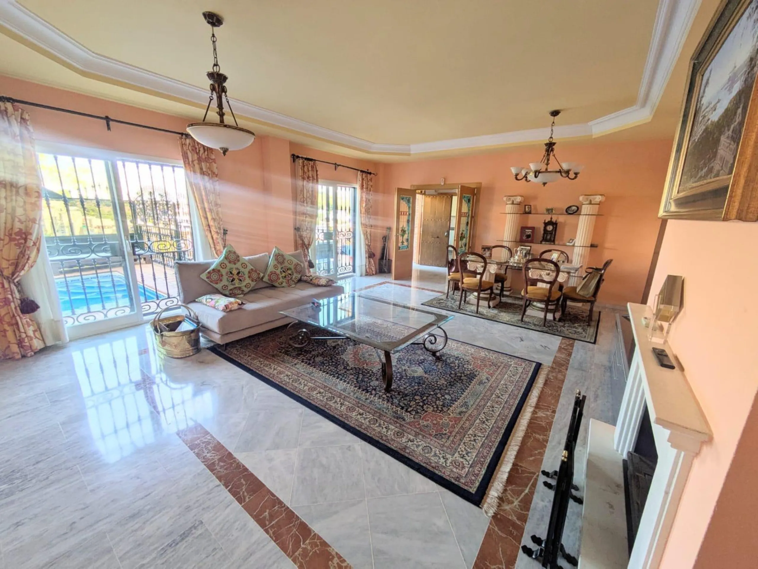 Discover this impressive villa located in the coveted area of La Malagueta - Monte Sancha, just a few minutes away from from the sea. With a spacious 600 m2 plot and unobstructed views of the El Limonar Valley and the mountains, this property is ideal for