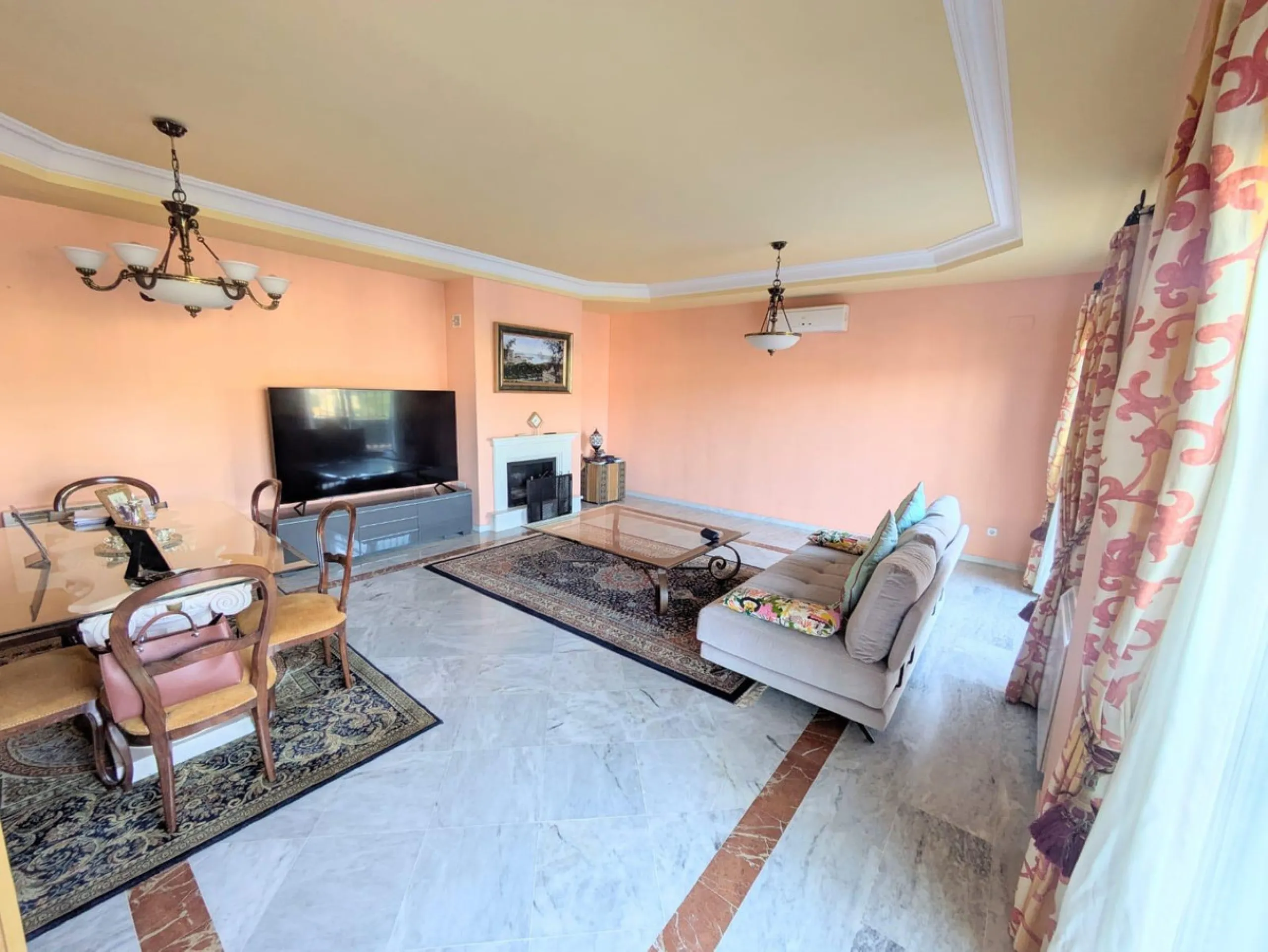 Discover this impressive villa located in the coveted area of La Malagueta - Monte Sancha, just a few minutes away from from the sea. With a spacious 600 m2 plot and unobstructed views of the El Limonar Valley and the mountains, this property is ideal for