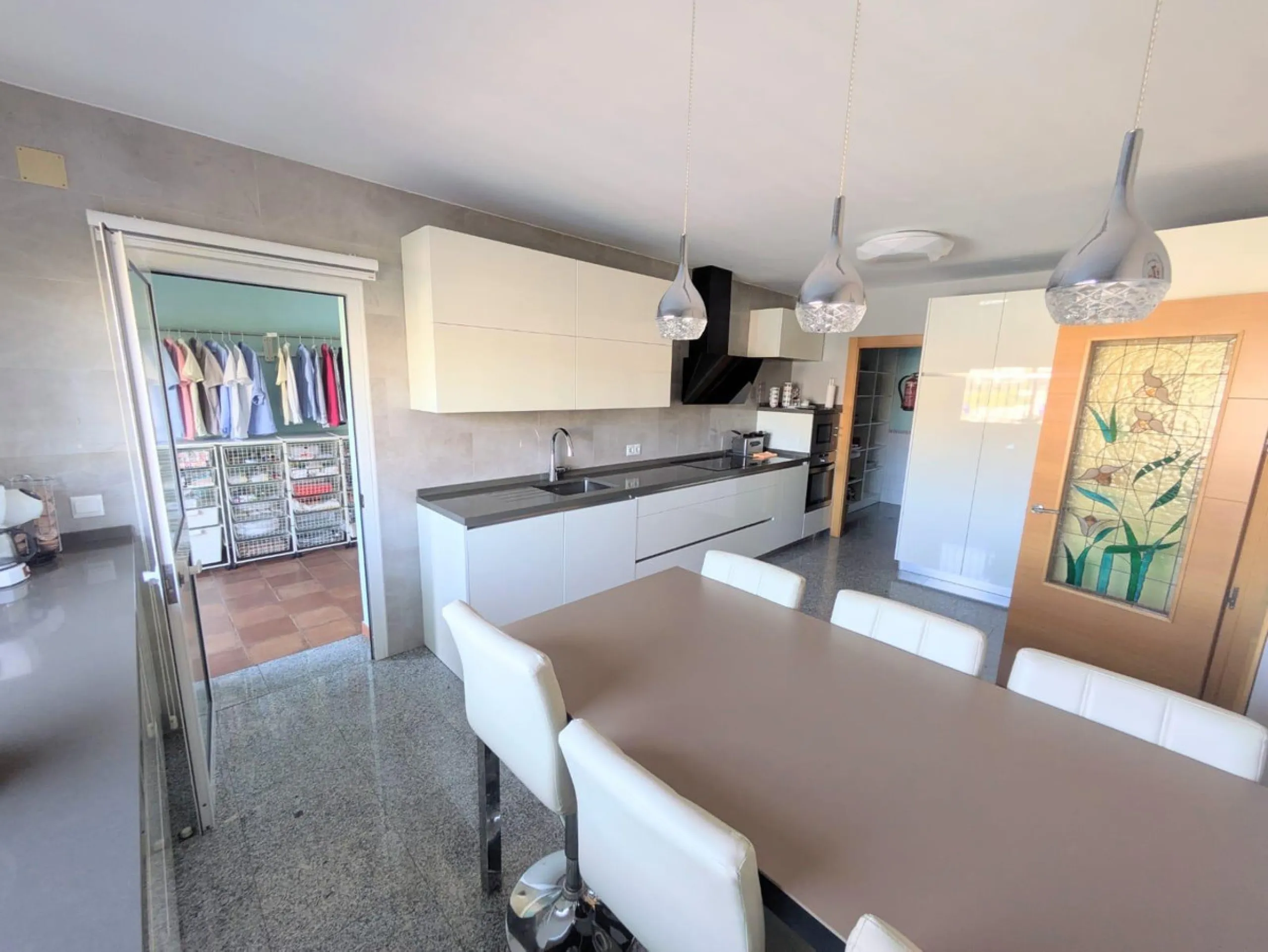 Discover this impressive villa located in the coveted area of La Malagueta - Monte Sancha, just a few minutes away from from the sea. With a spacious 600 m2 plot and unobstructed views of the El Limonar Valley and the mountains, this property is ideal for