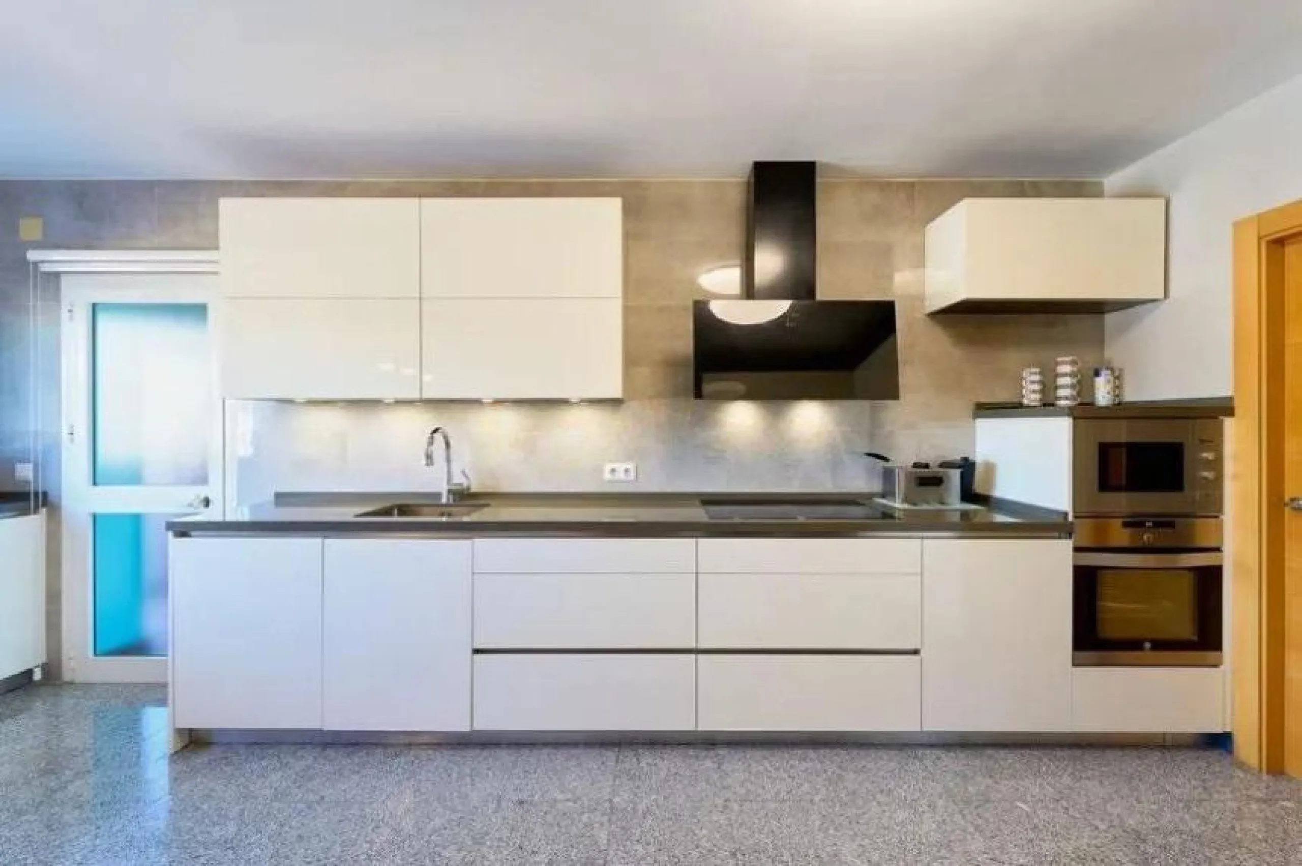Discover this impressive villa located in the coveted area of La Malagueta - Monte Sancha, just a few minutes away from from the sea. With a spacious 600 m2 plot and unobstructed views of the El Limonar Valley and the mountains, this property is ideal for