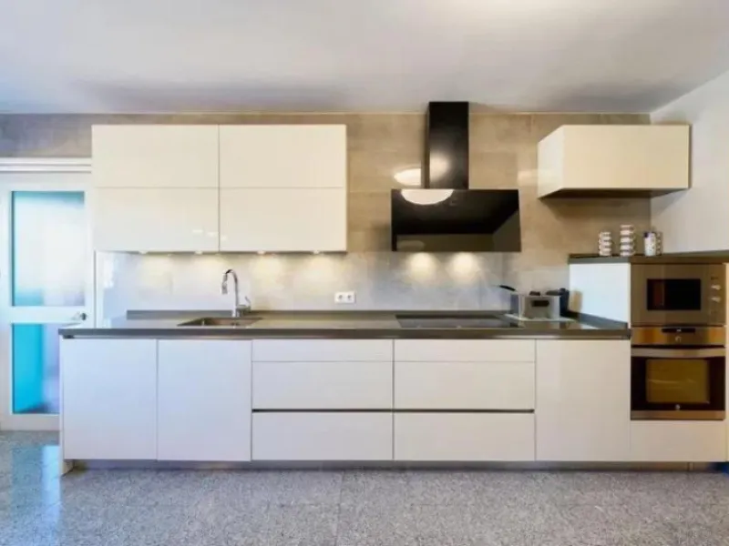Discover this impressive villa located in the coveted area of La Malagueta - Monte Sancha, just a few minutes away from from the sea. With a spacious 600 m2 plot and unobstructed views of the El Limonar Valley and the mountains, this property is ideal for