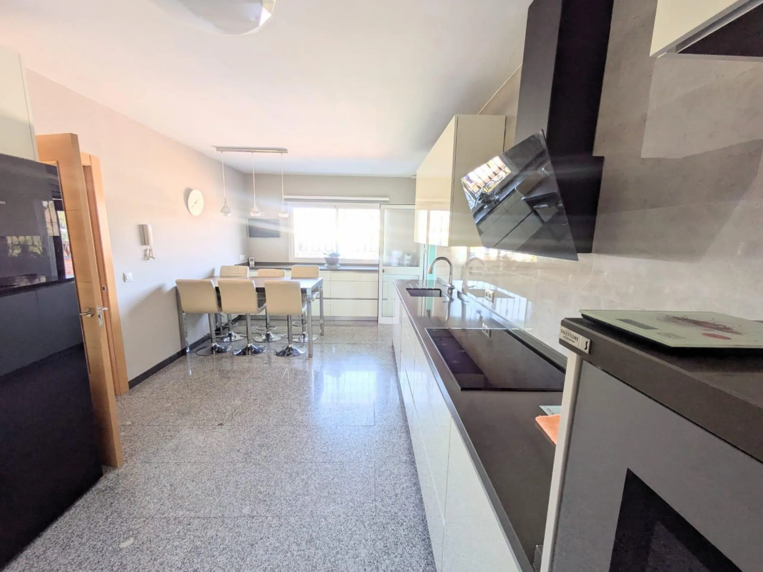 Discover this impressive villa located in the coveted area of La Malagueta - Monte Sancha, just a few minutes away from from the sea. With a spacious 600 m2 plot and unobstructed views of the El Limonar Valley and the mountains, this property is ideal for