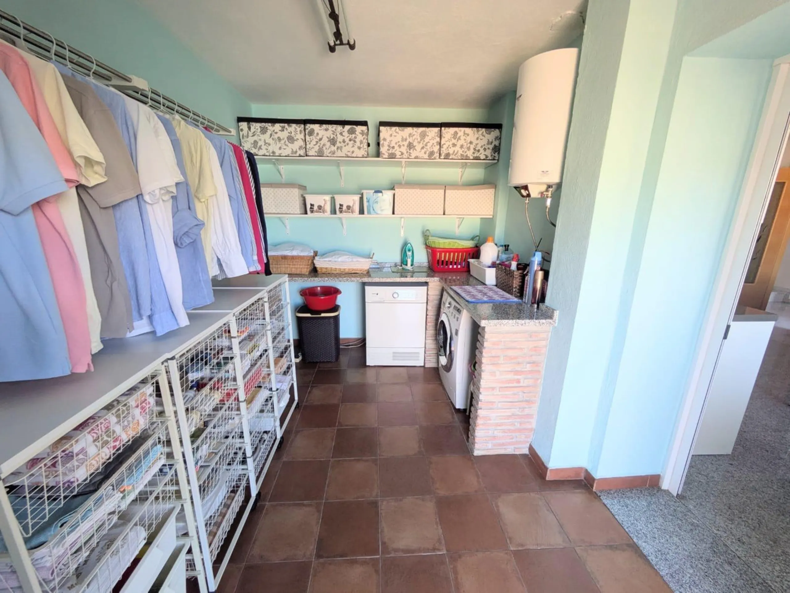 Discover this impressive villa located in the coveted area of La Malagueta - Monte Sancha, just a few minutes away from from the sea. With a spacious 600 m2 plot and unobstructed views of the El Limonar Valley and the mountains, this property is ideal for