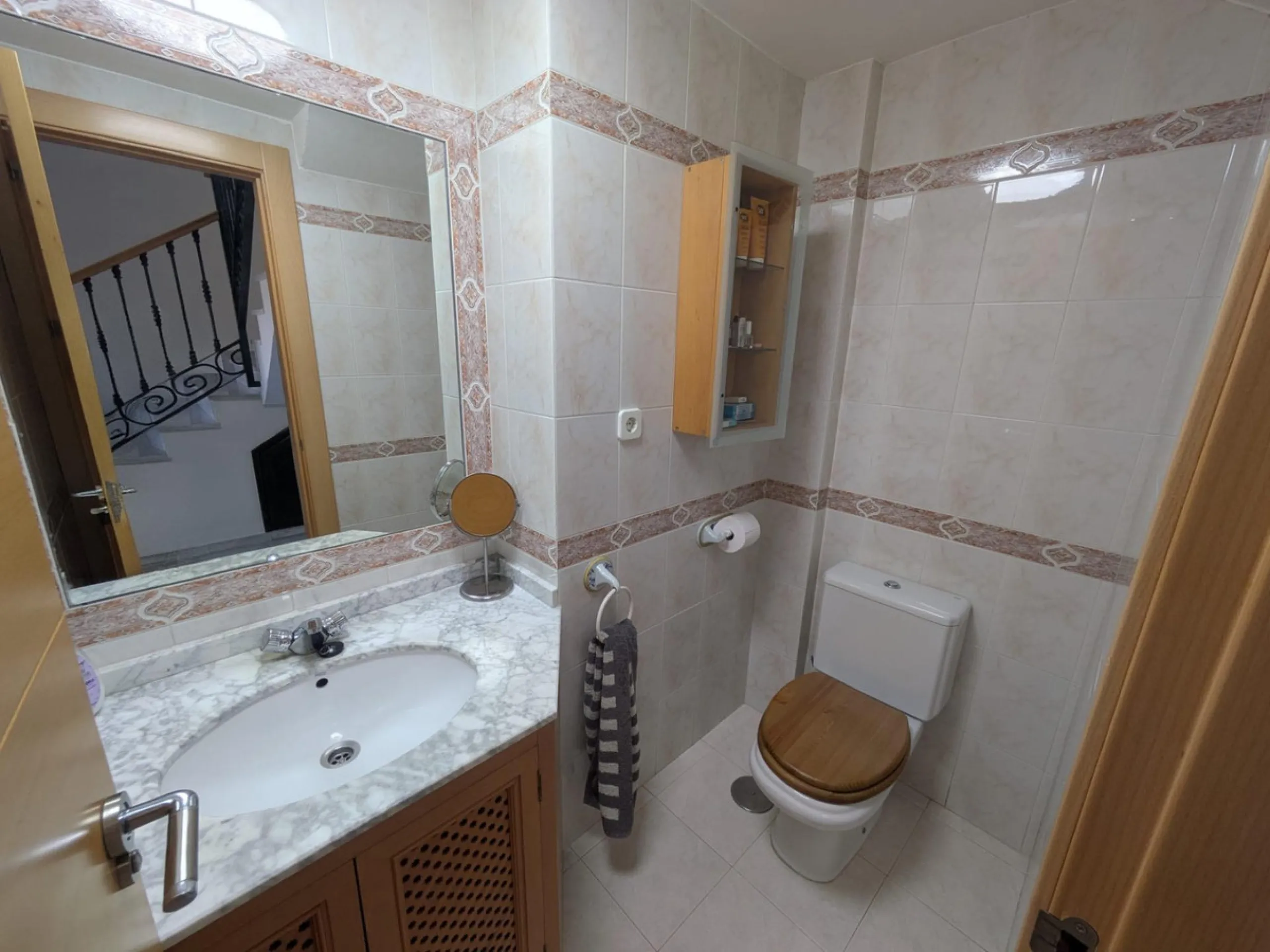 Discover this impressive villa located in the coveted area of La Malagueta - Monte Sancha, just a few minutes away from from the sea. With a spacious 600 m2 plot and unobstructed views of the El Limonar Valley and the mountains, this property is ideal for