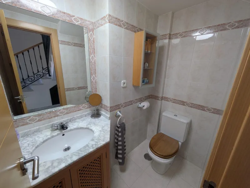 Discover this impressive villa located in the coveted area of La Malagueta - Monte Sancha, just a few minutes away from from the sea. With a spacious 600 m2 plot and unobstructed views of the El Limonar Valley and the mountains, this property is ideal for