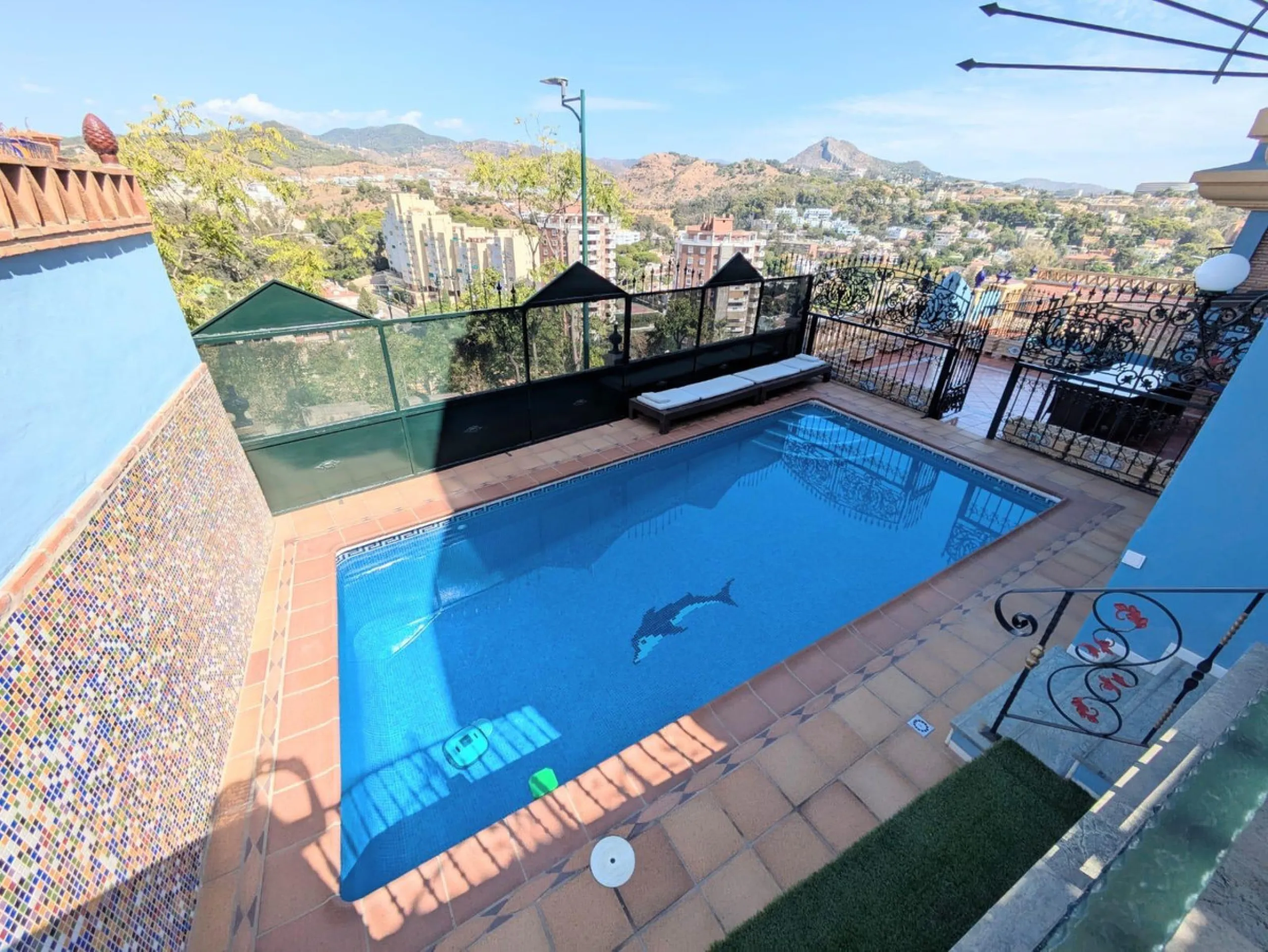 Discover this impressive villa located in the coveted area of La Malagueta - Monte Sancha, just a few minutes away from from the sea. With a spacious 600 m2 plot and unobstructed views of the El Limonar Valley and the mountains, this property is ideal for