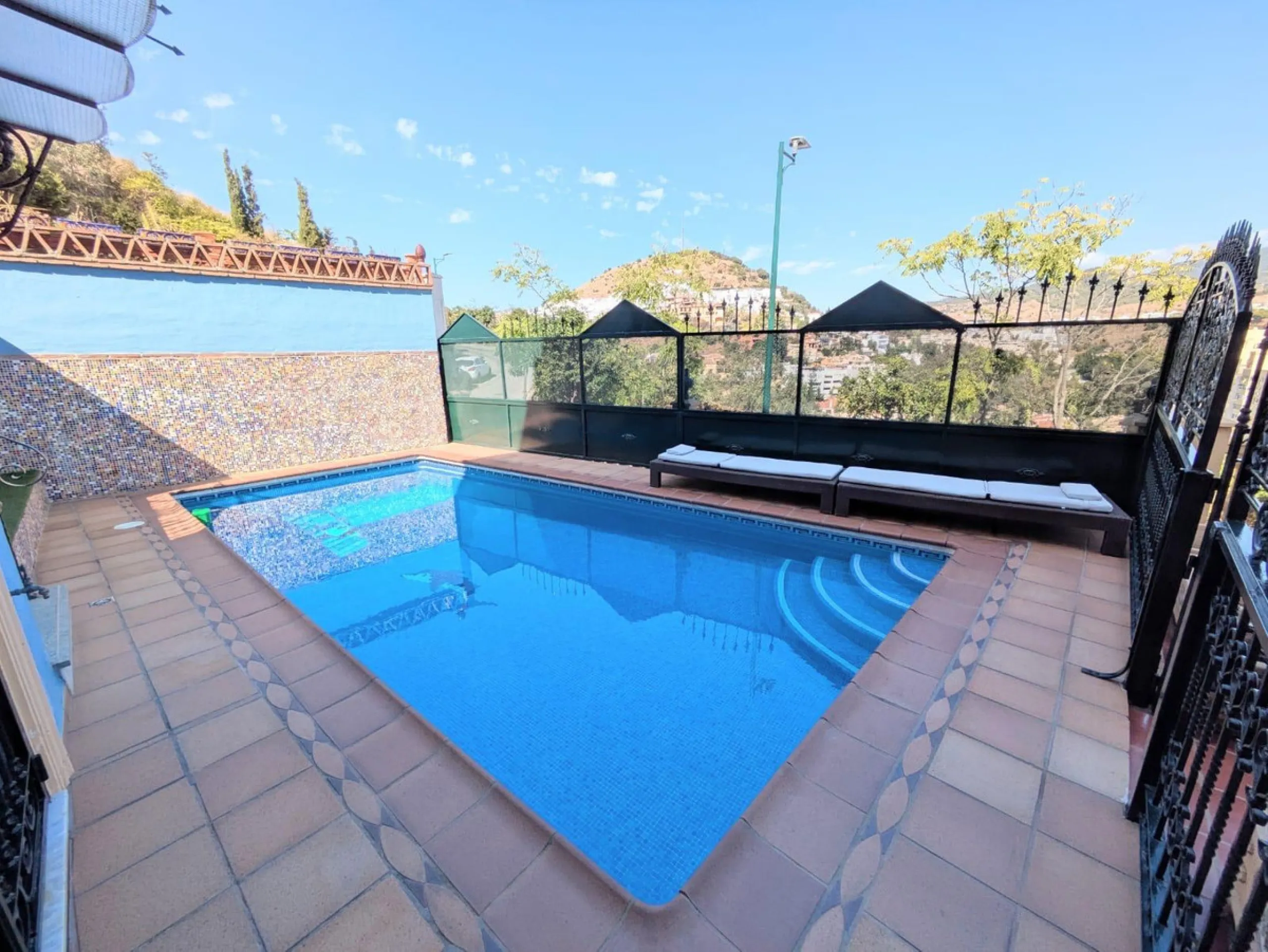 Discover this impressive villa located in the coveted area of La Malagueta - Monte Sancha, just a few minutes away from from the sea. With a spacious 600 m2 plot and unobstructed views of the El Limonar Valley and the mountains, this property is ideal for
