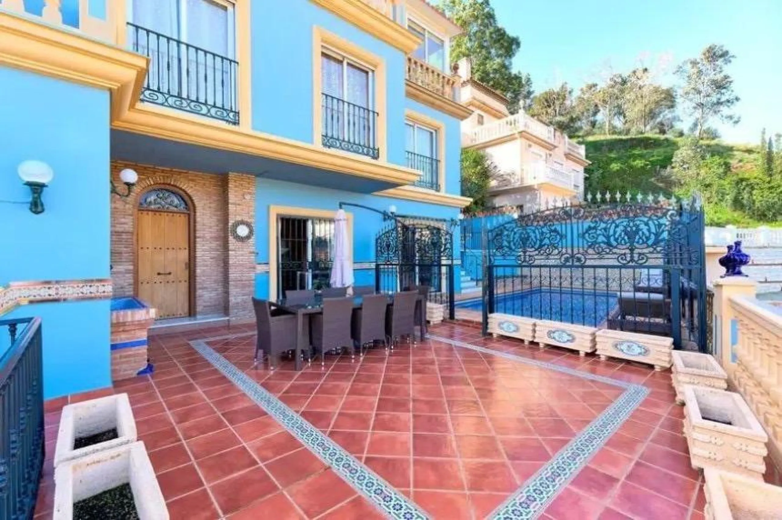 Discover this impressive villa located in the coveted area of La Malagueta - Monte Sancha, just a few minutes away from from the sea. With a spacious 600 m2 plot and unobstructed views of the El Limonar Valley and the mountains, this property is ideal for