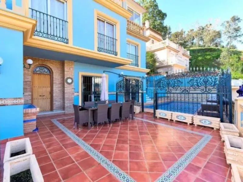 Discover this impressive villa located in the coveted area of La Malagueta - Monte Sancha, just a few minutes away from from the sea. With a spacious 600 m2 plot and unobstructed views of the El Limonar Valley and the mountains, this property is ideal for