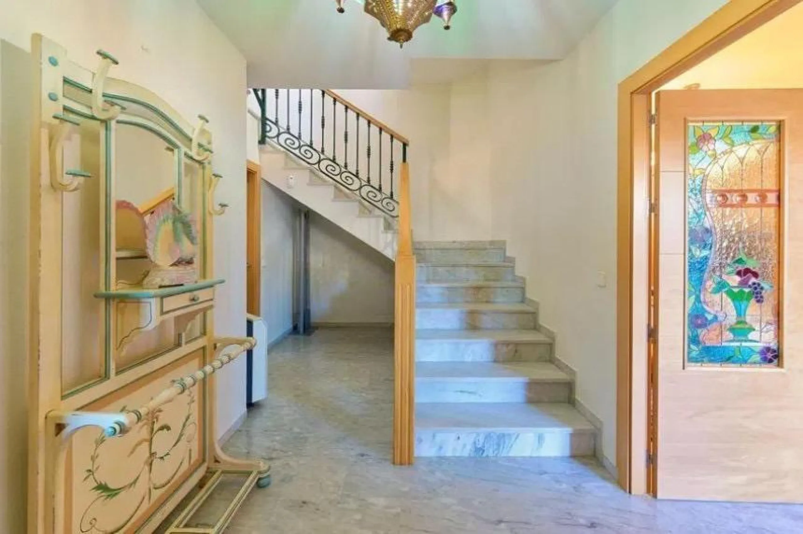 Discover this impressive villa located in the coveted area of La Malagueta - Monte Sancha, just a few minutes away from from the sea. With a spacious 600 m2 plot and unobstructed views of the El Limonar Valley and the mountains, this property is ideal for
